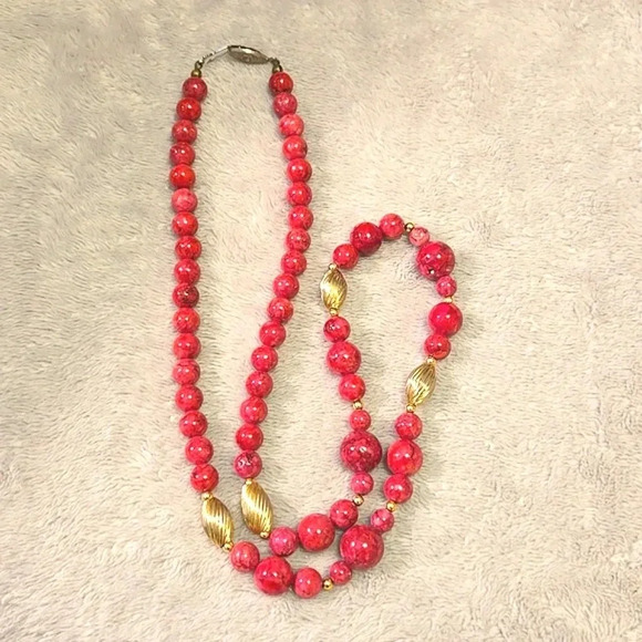 Jewelry - #523 VINTAGE Red and Gold Bead Necklace
